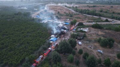 Bursa'da bir hayvan çiftliğinde meydana gelen yangın, yangın söndürme çalışmaları