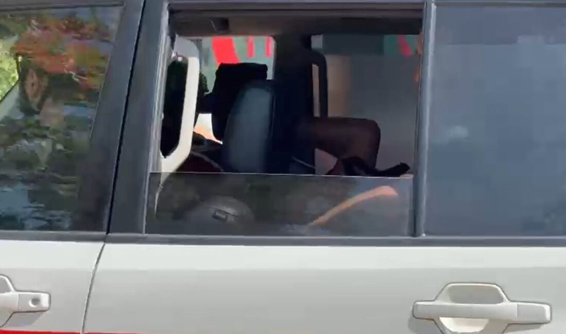 Bursa'da kayalıklardan düşen Yaşar Kumaş, sağlık ekipleri tarafından güvenli şekilde