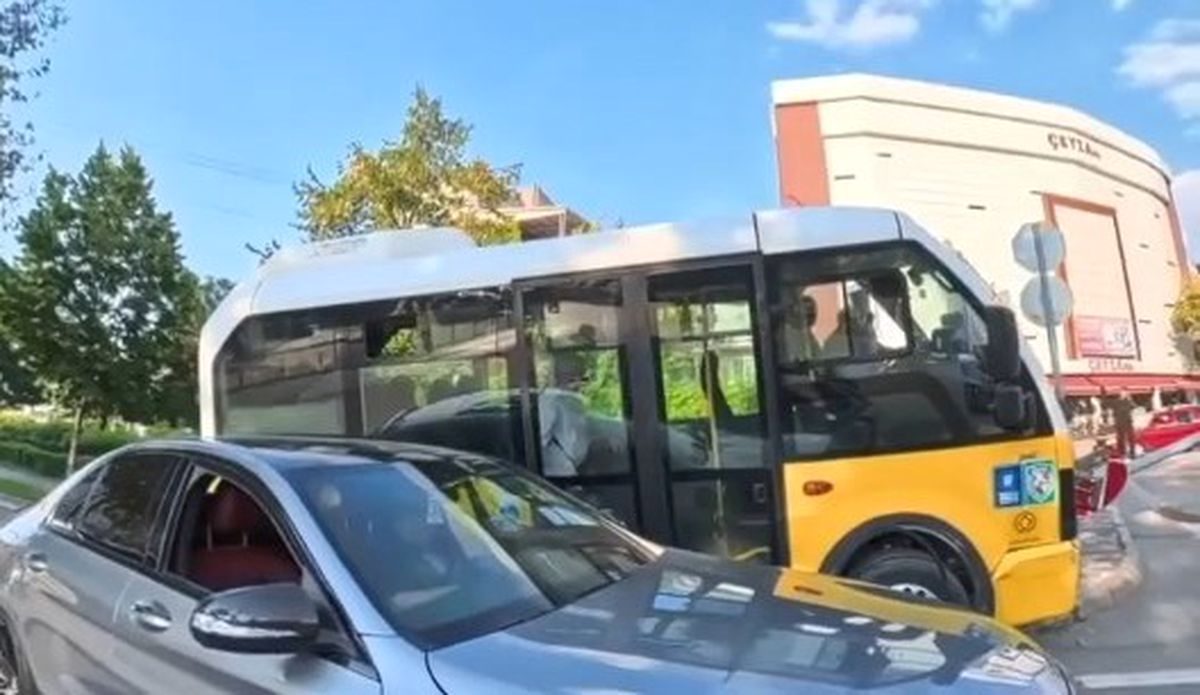 Bursa'da gerçekleşen olayda, bir minibüs elektrik direğine çarptı. Olayın detayları