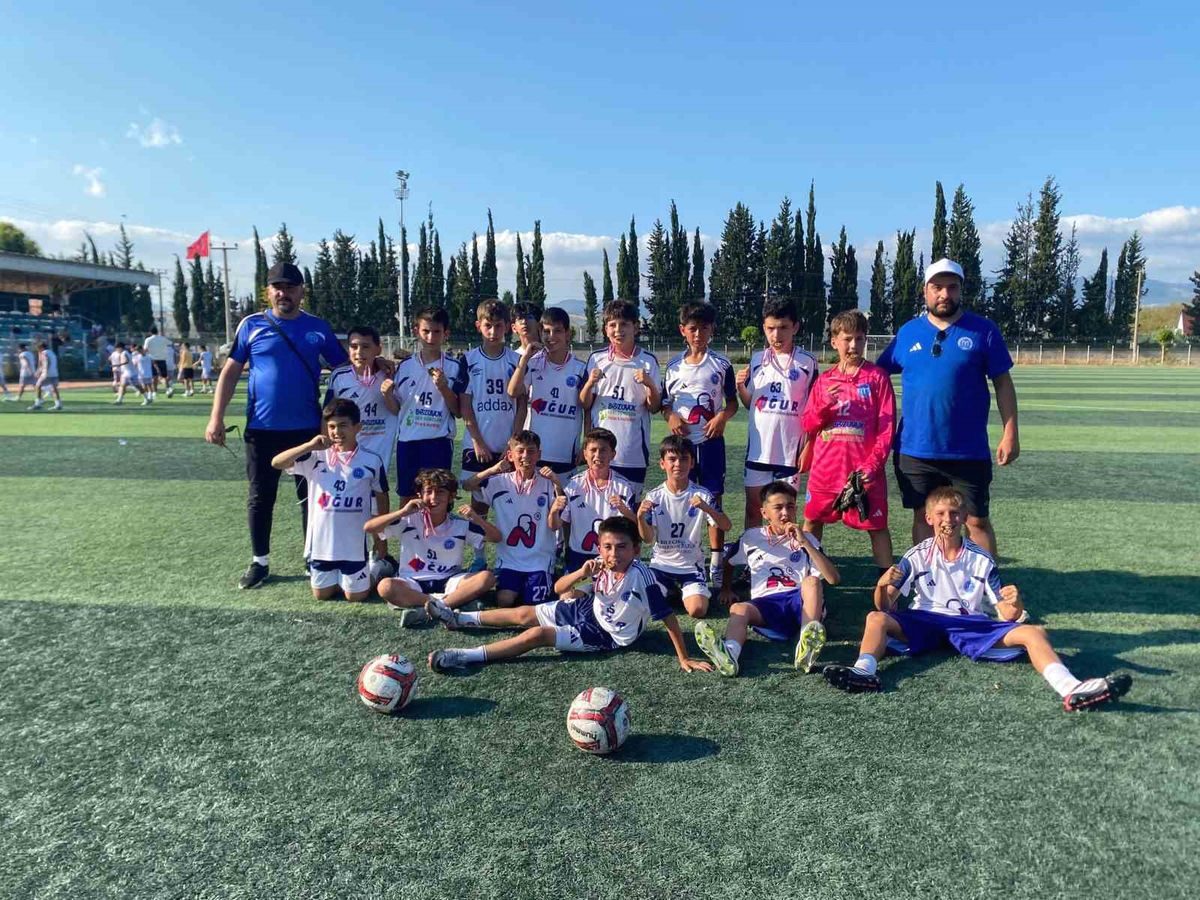 Bursa'da minik futbolcuların başarı hikayeleri ve gelişimleri üzerine detaylı bilgiler,