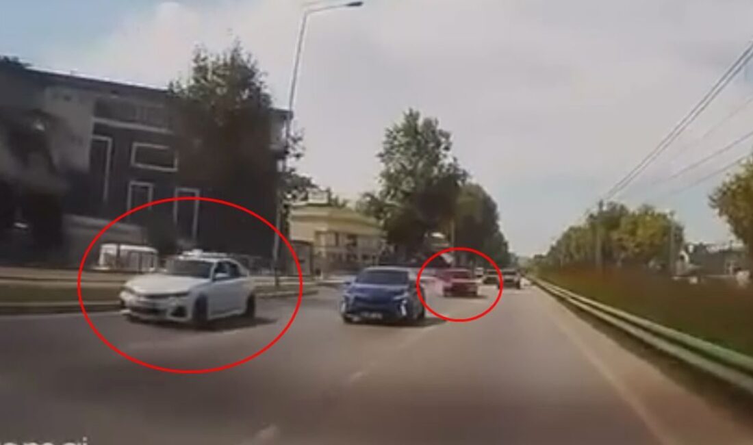 Bursa'da gerçekleşen otomobil çarpışması güvenlik kameralarıyla kaydedildi. Olayın detaylarını ve