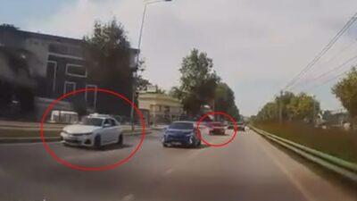 Bursa'da gerçekleşen otomobil çarpışması güvenlik kameralarıyla kaydedildi. Olayın detaylarını ve