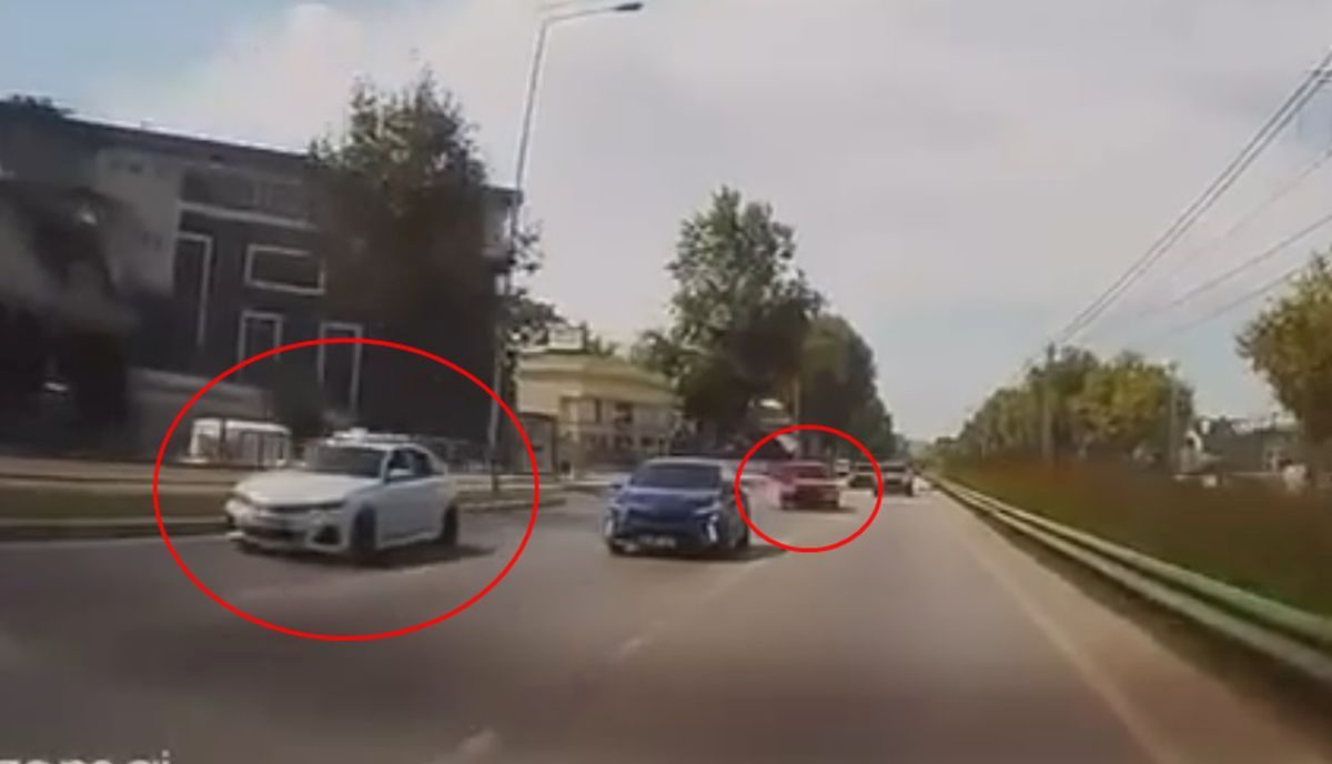 Bursa'da gerçekleşen otomobil çarpışması güvenlik kameralarıyla kaydedildi. Olayın detaylarını ve