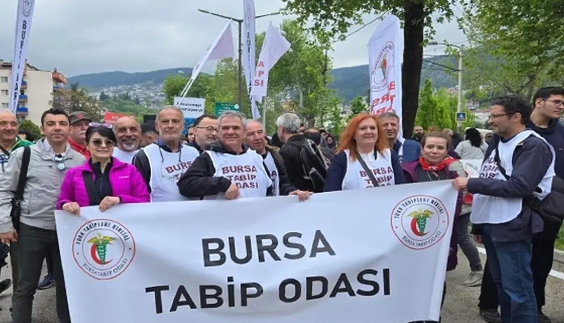 Bursa'da sağlıkçılar, yeni performans yönergesine karşı tepkilerini dile getirerek, uygulamanın