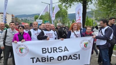 Bursa'da sağlıkçılar, yeni performans yönergesine karşı tepkilerini dile getirerek, uygulamanın