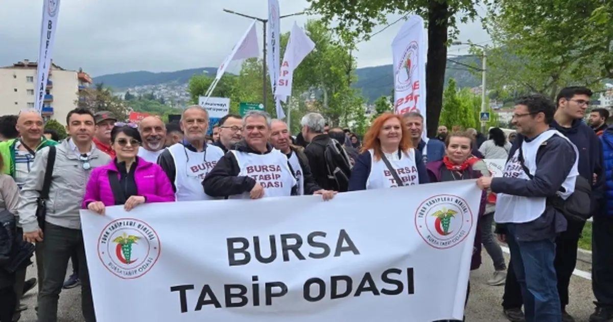 Bursa'da sağlıkçılar, yeni performans yönergesine karşı tepkilerini dile getirerek, uygulamanın