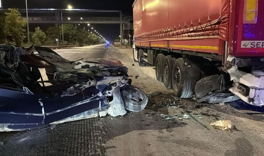 Bursa'da meydana gelen trafik kazası sonucu otomobil hurdaya döndü, olay