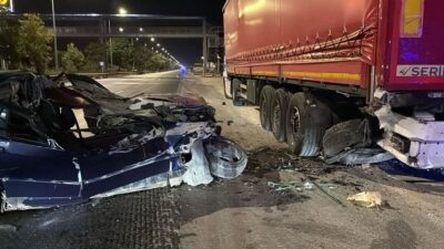 Bursa'da meydana gelen trafik kazası sonucu otomobil hurdaya döndü, olay