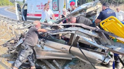 Bursa'da gerçekleşen trafik kazasında sürücü ağır yaralandı. Olay yerine sağlık