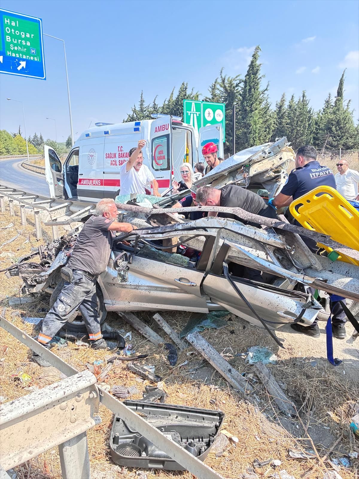 Bursa'da gerçekleşen trafik kazasında sürücü ağır yaralandı. Olay yerine sağlık