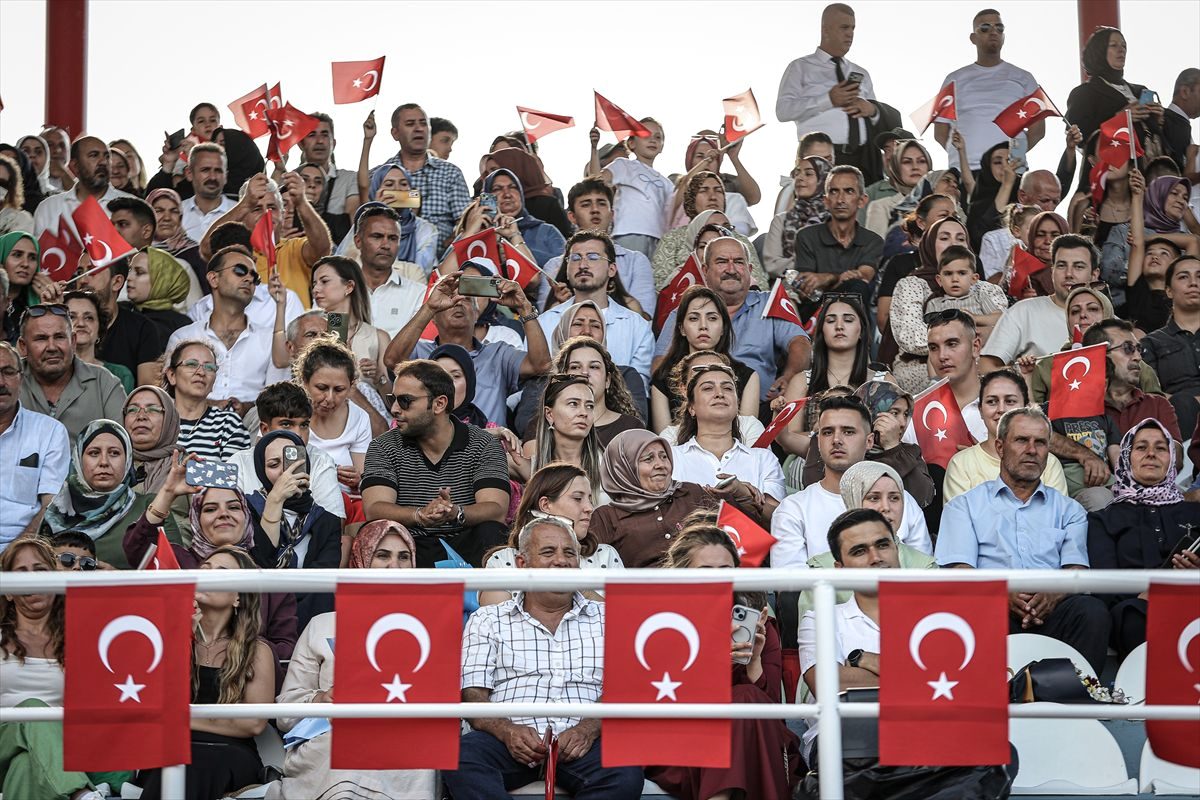 Bursa'dan gerçekleştirilen Öğrenci Töreni, görkemli ve etkileyici detaylarıyla katılımcıları büyüledi.