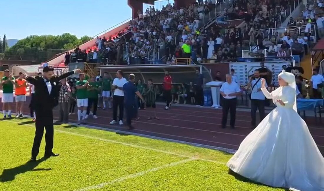 İnegöl'de düzenlenen düğünlü futbol etkinliğiyle unutulmaz anlar yaşanıyor. Eğlence ve