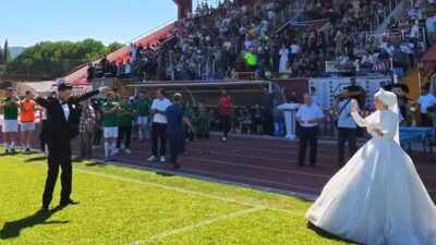 İnegöl'de düzenlenen düğünlü futbol etkinliğiyle unutulmaz anlar yaşanıyor. Eğlence ve