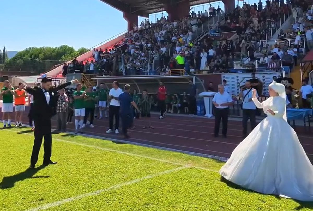 İnegöl'de düzenlenen düğünlü futbol etkinliğiyle unutulmaz anlar yaşanıyor. Eğlence ve