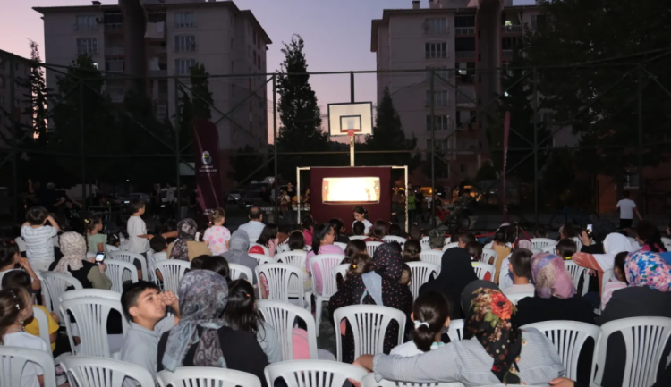İnegöl’de Geleneksel Gölge Oyunu Sahnesi