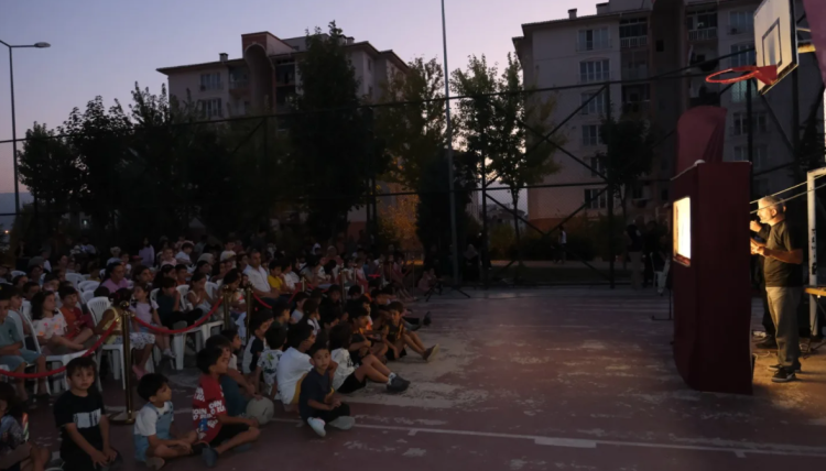 İnegöl’de Geleneksel Gölge Oyunu Sahnesi