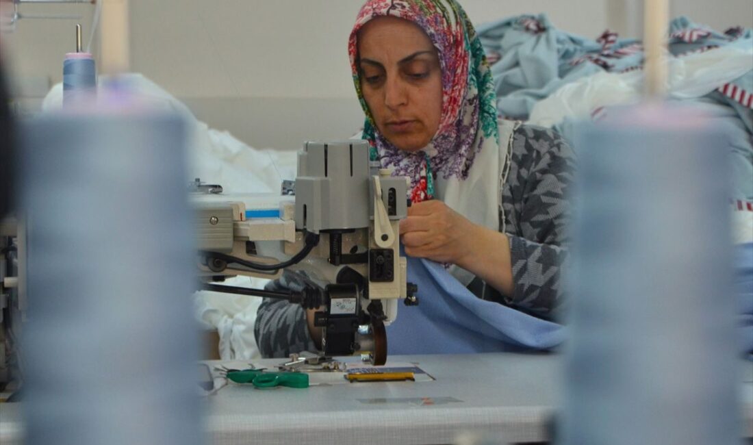 İnegöl'de kadın girişimcilerin liderliğinde kurulan tekstil atölyesi, kaliteli üretim ve