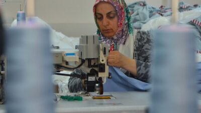 İnegöl'de kadın girişimcilerin liderliğinde kurulan tekstil atölyesi, kaliteli üretim ve