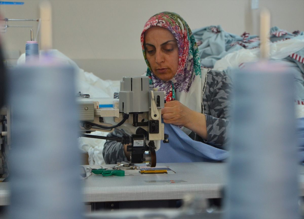 İnegöl'de kadın girişimcilerin liderliğinde kurulan tekstil atölyesi, kaliteli üretim ve