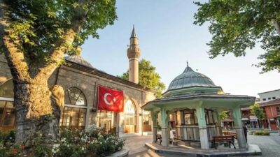 İnegöl'de Mevlid Kandili coşkusunu paylaşıyoruz. Bu anlamlı geceyi ibadet ve