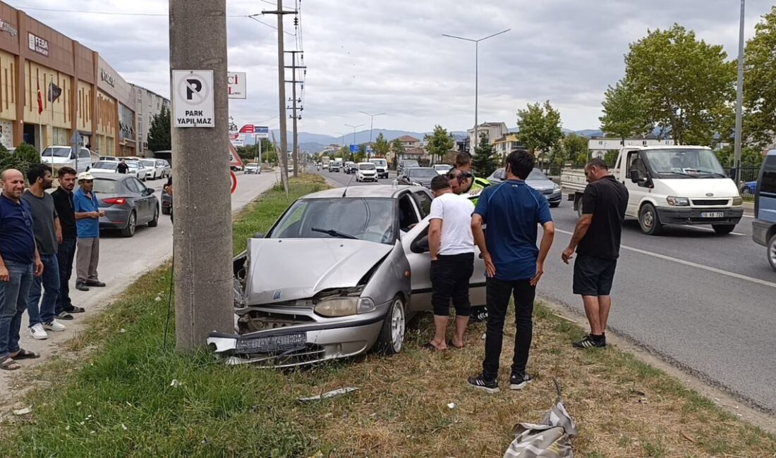 İnegöl'de meydana gelen trafik kazasında otomobil elektrik direğine çarparak maddi