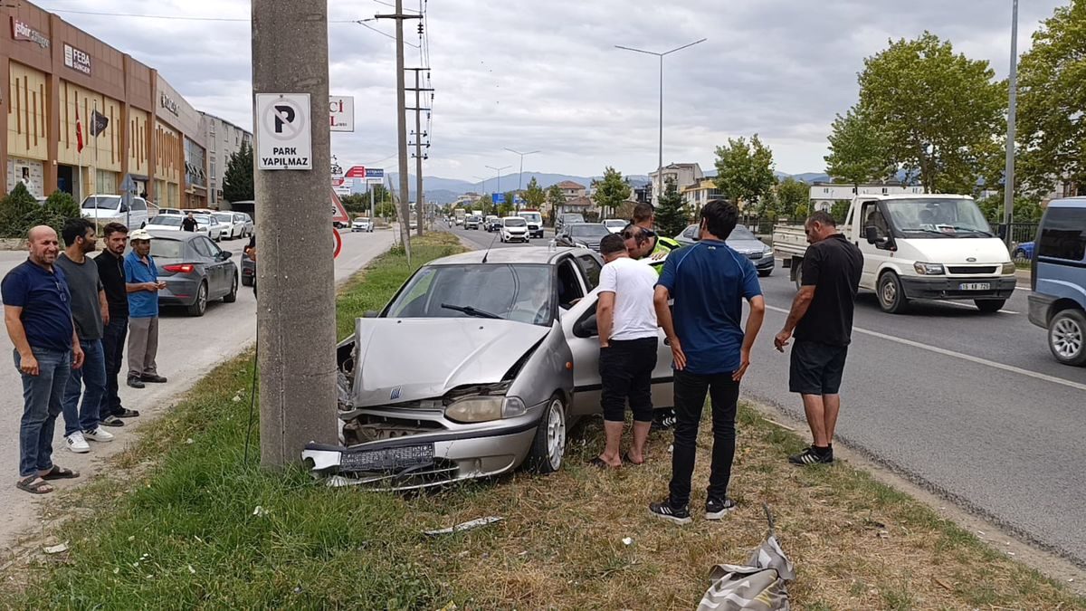 İnegöl'de meydana gelen trafik kazasında otomobil elektrik direğine çarparak maddi