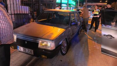 İnegöl'de otomobilin kaldırıma çarpmasıyla ilgili gelişmeleri ve detayları tarafımıza iletsiniz.