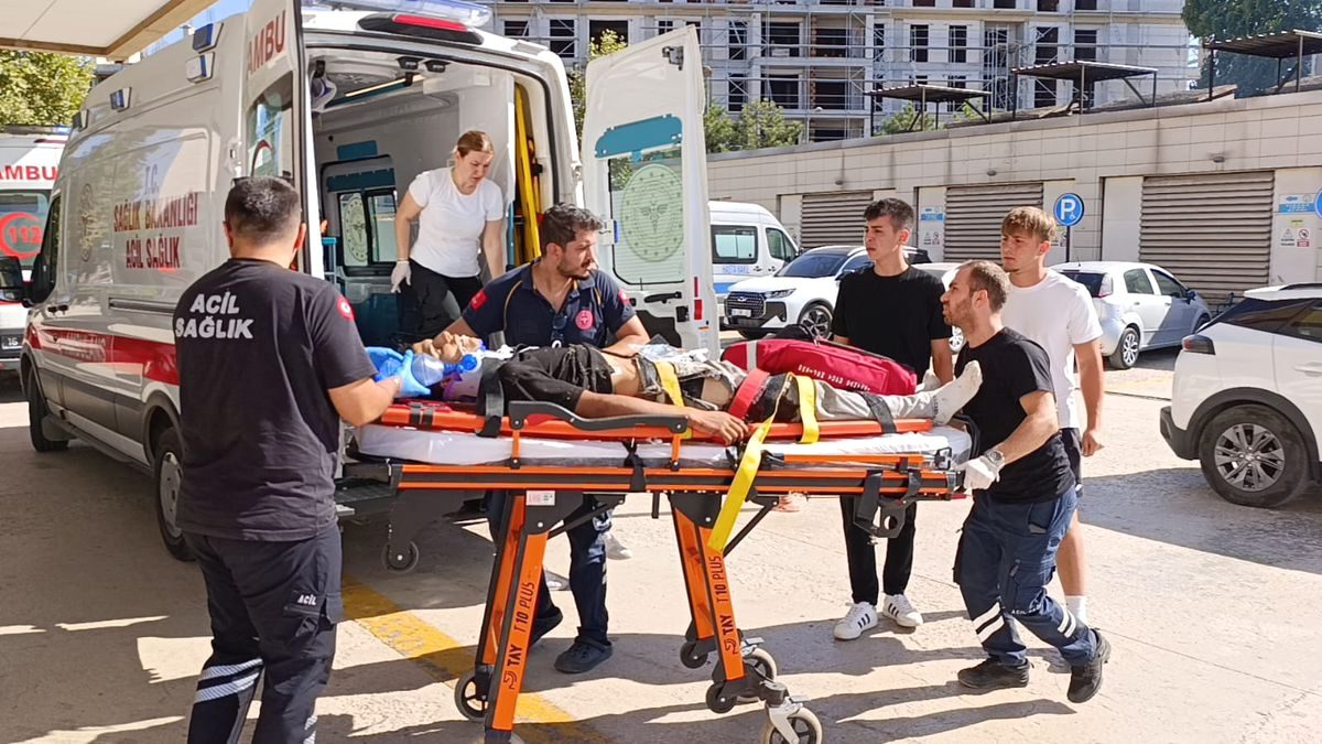 İnegöl'de meydana gelen traktör kazasında 15 yaşındaki genç ağır yaralandı.
