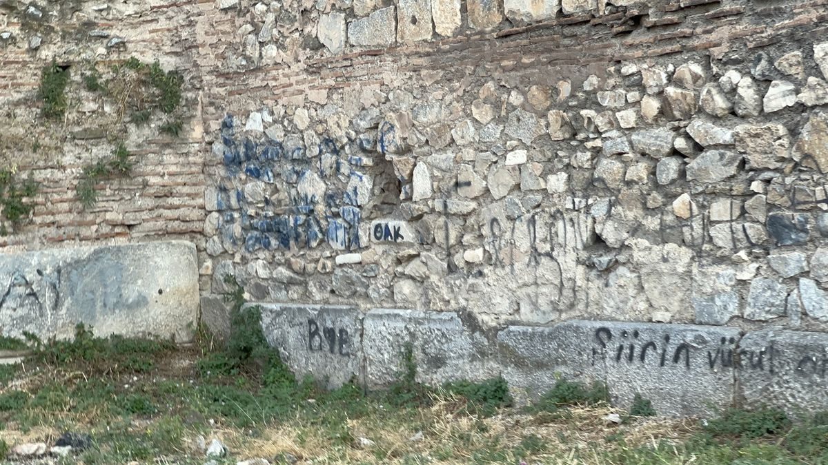 İznik surlarına sprey boya ile yazılar yapmanın sanat ve tarihi