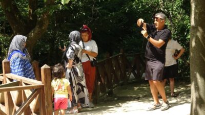 Mustafakemalpaşa'da Suuçtu Şelalesi, doğa severler için büyüleyici manzaralar ve huzurlu