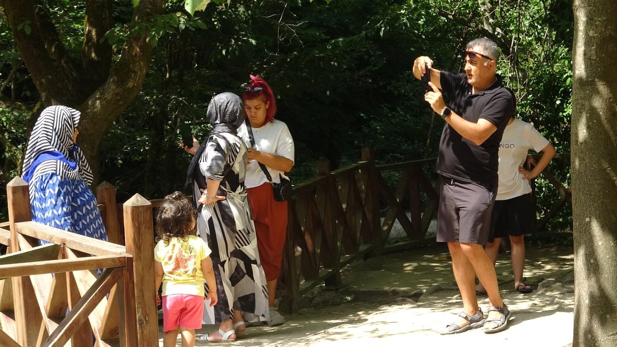 Mustafakemalpaşa'da Suuçtu Şelalesi, doğa severler için büyüleyici manzaralar ve huzurlu