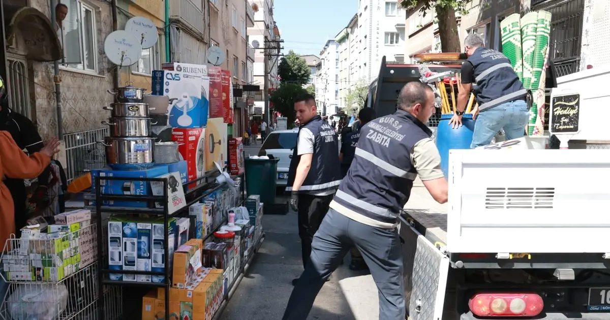 Osmangazi ilçesinde kaldırım uygulamaları devam etmekte olup, sürdürülebilir ve güvenli