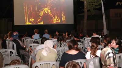 Osmangazi'de yaz aylarında düzenlenen açık hava sinema etkinlikleriyle yazlık sinema