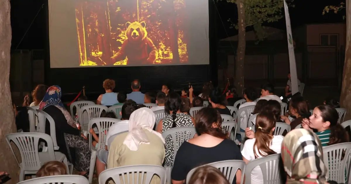 Osmangazi'de yaz aylarında düzenlenen açık hava sinema etkinlikleriyle yazlık sinema