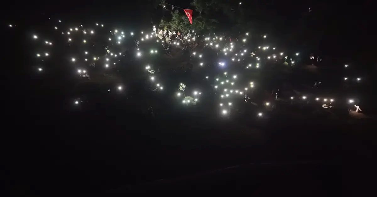 Yenişehir'de düzenlenen gökyüzü gözlem etkinliğine katılarak astronomi tutkunlarıyla birlikte yıldızları