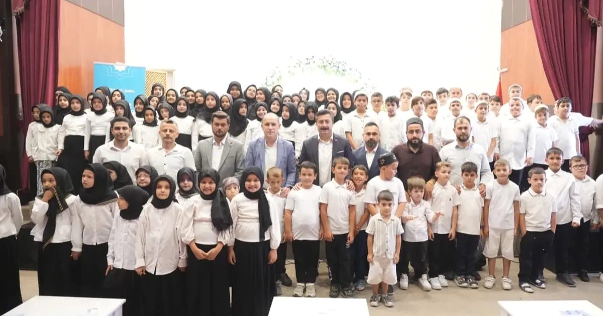 Yenişehir'de düzenlenen Yaz Okulu'nun kapanış töreni, eğlenceli ve verimli geçen