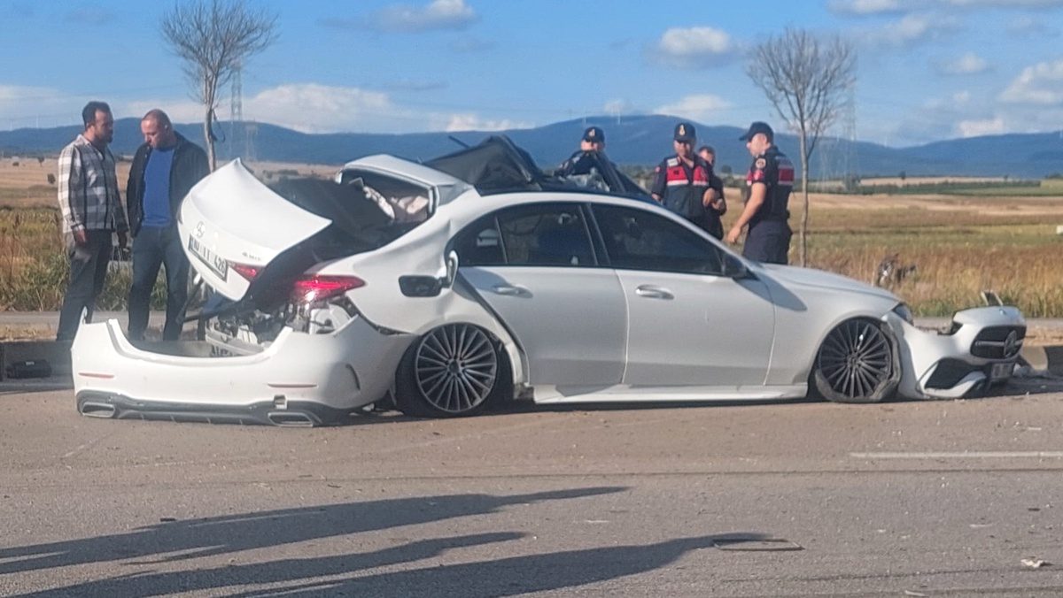 Bandırma'da meydana gelen trafik kazasında hamile anne ve kızını kaybettik.