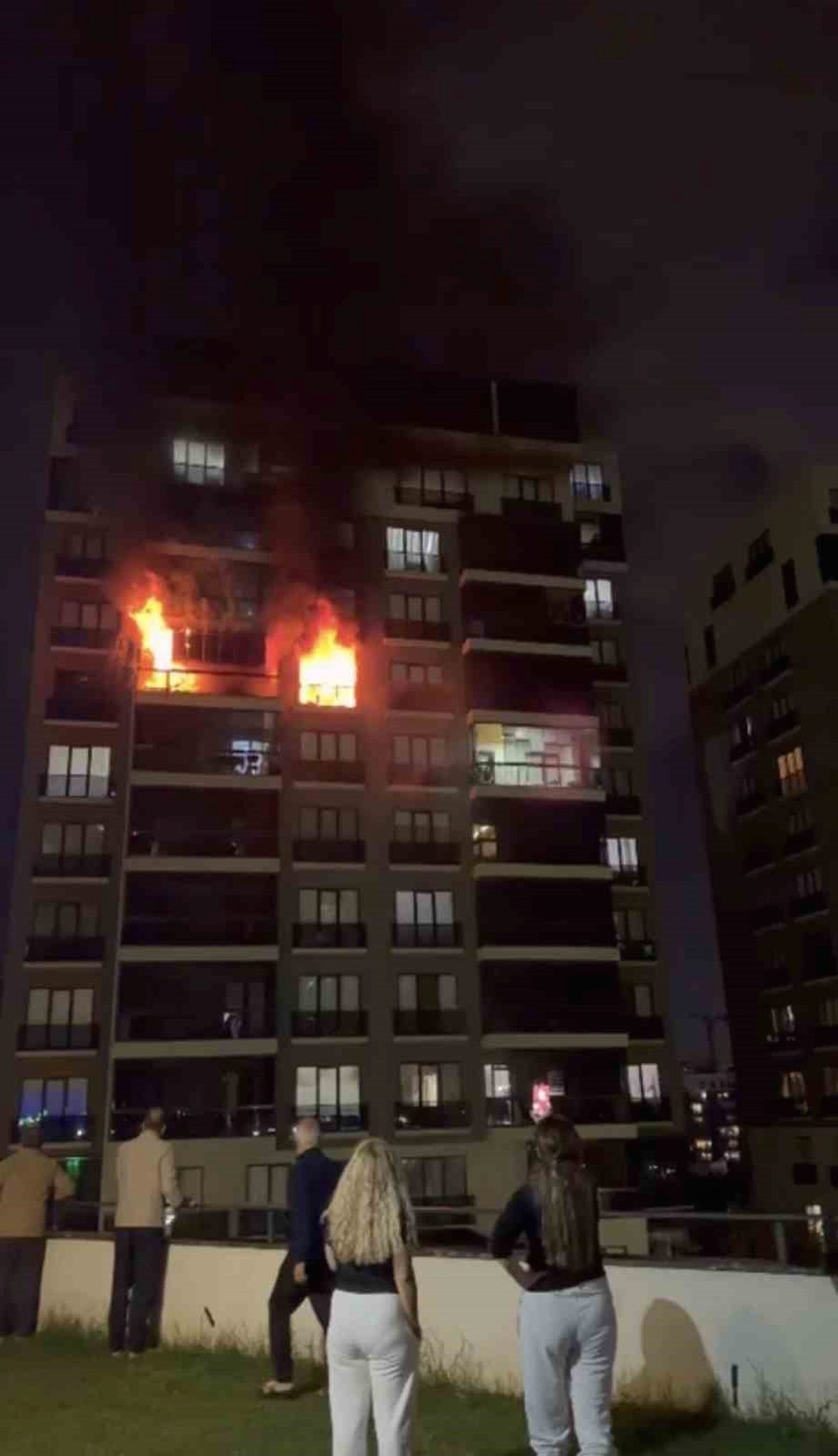 Bursa Ataevler Mahallesi'nde çıkan yangınla ilgili güncel gelişmeler ve detaylar.