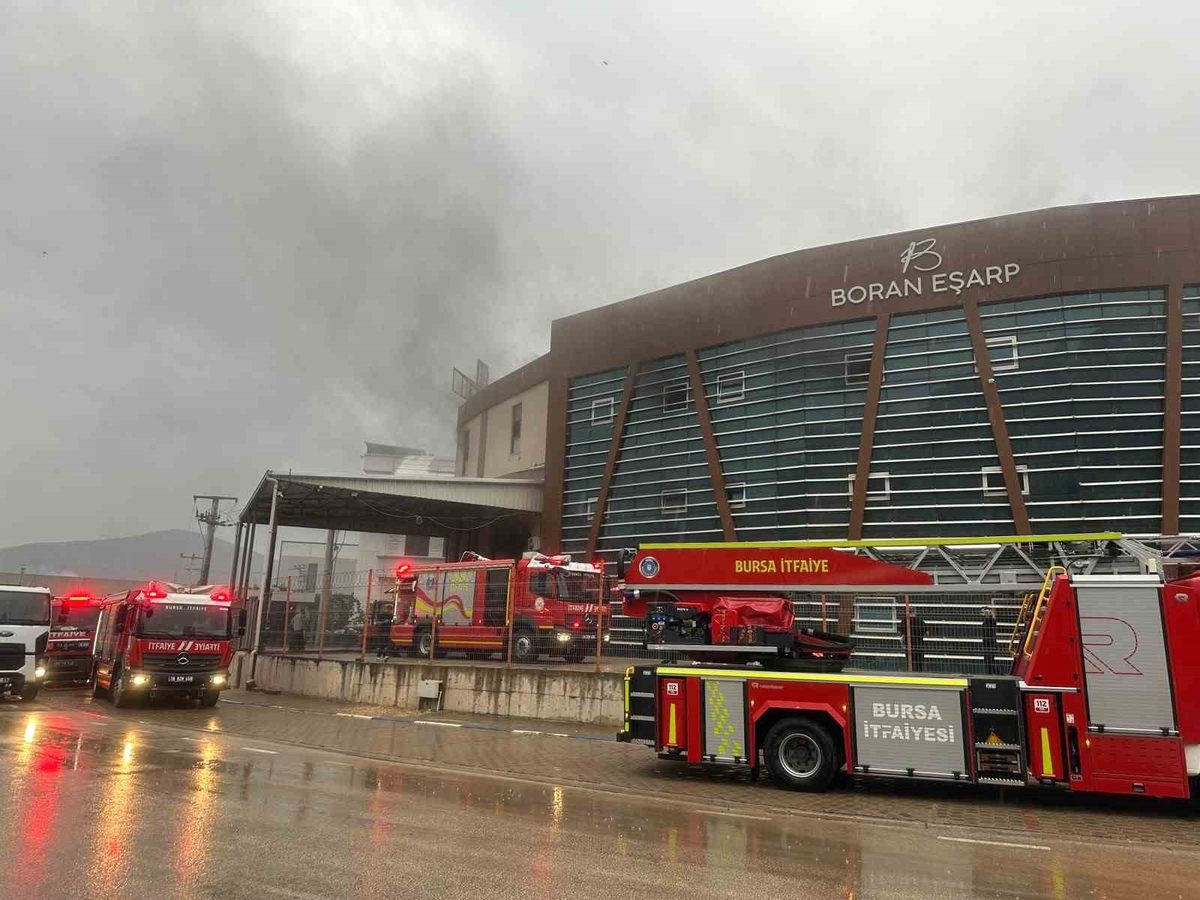 Bursa Kestel'deki fabrika yangını başarılı operasyonlarla söndürüldü. Yetkililer, hasarın büyümesini
