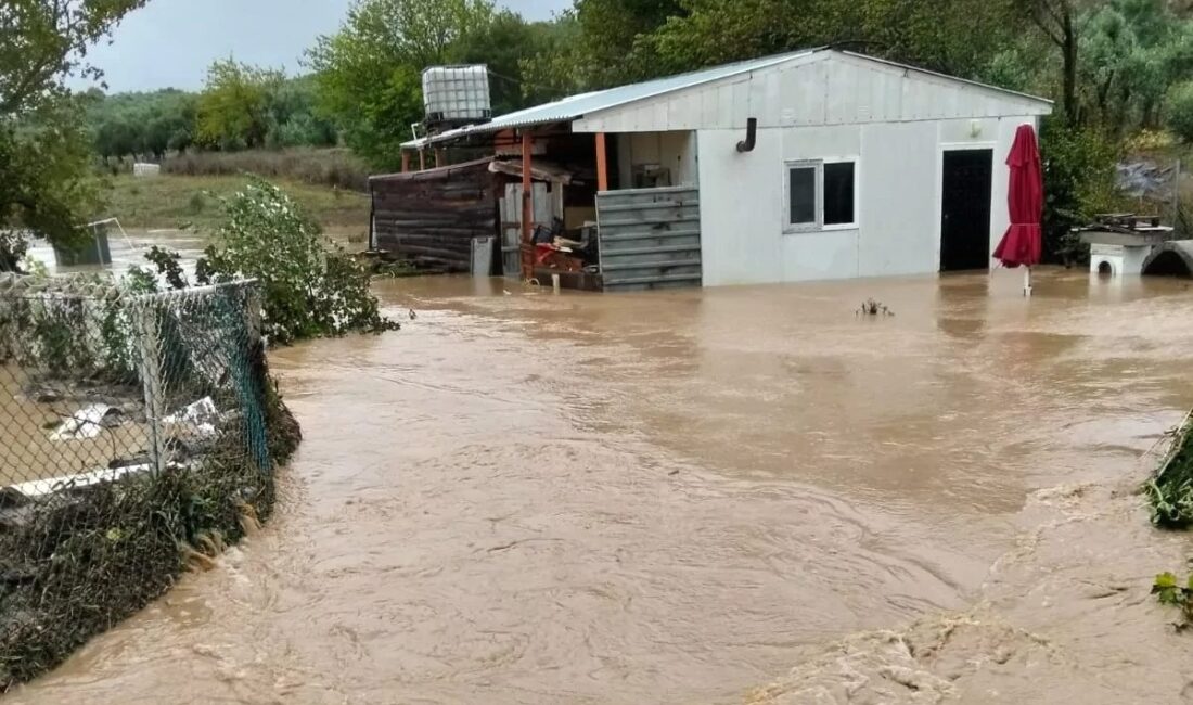 Bursa Mudanya’da aniden yağan sağanak kuvvetli yağışların etkisini artırdı, dikkatli