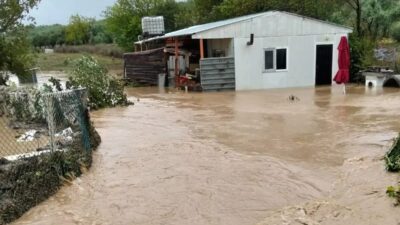 Bursa Mudanya’da aniden yağan sağanak kuvvetli yağışların etkisini artırdı, dikkatli
