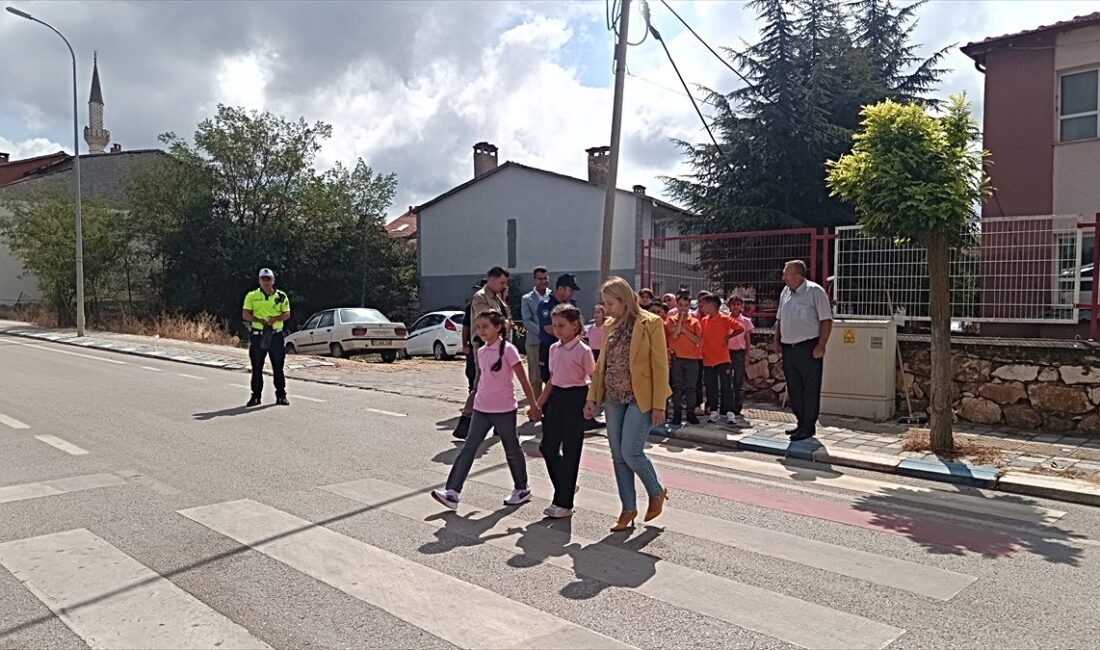 Bursa Pazaryeri'nde yayalar güçlendirilerek anıldı. Güvenli ve konforlu ulaşım için