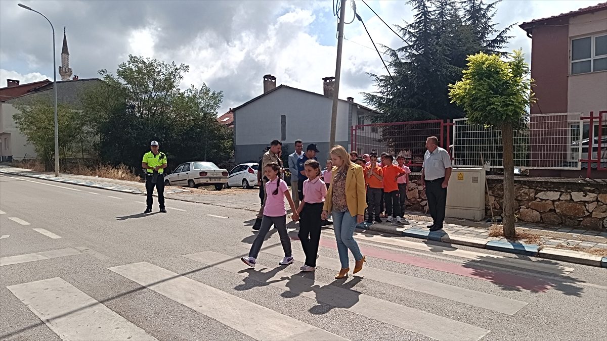 Bursa Pazaryeri'nde yayalar güçlendirilerek anıldı. Güvenli ve konforlu ulaşım için