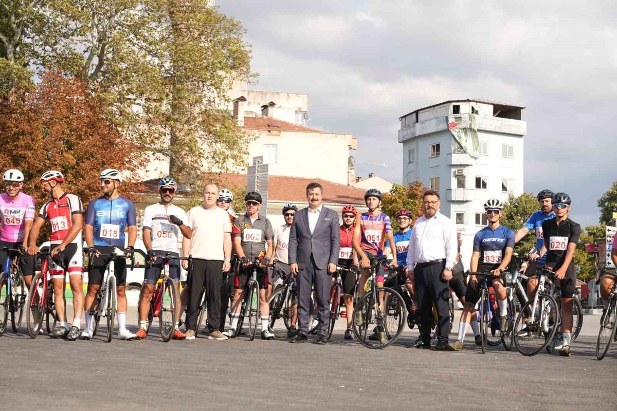 Bursa Yenişehir’de gerçekleşen heyecan dolu bisiklet yarışıyla spor tutkunlarına unutulmaz