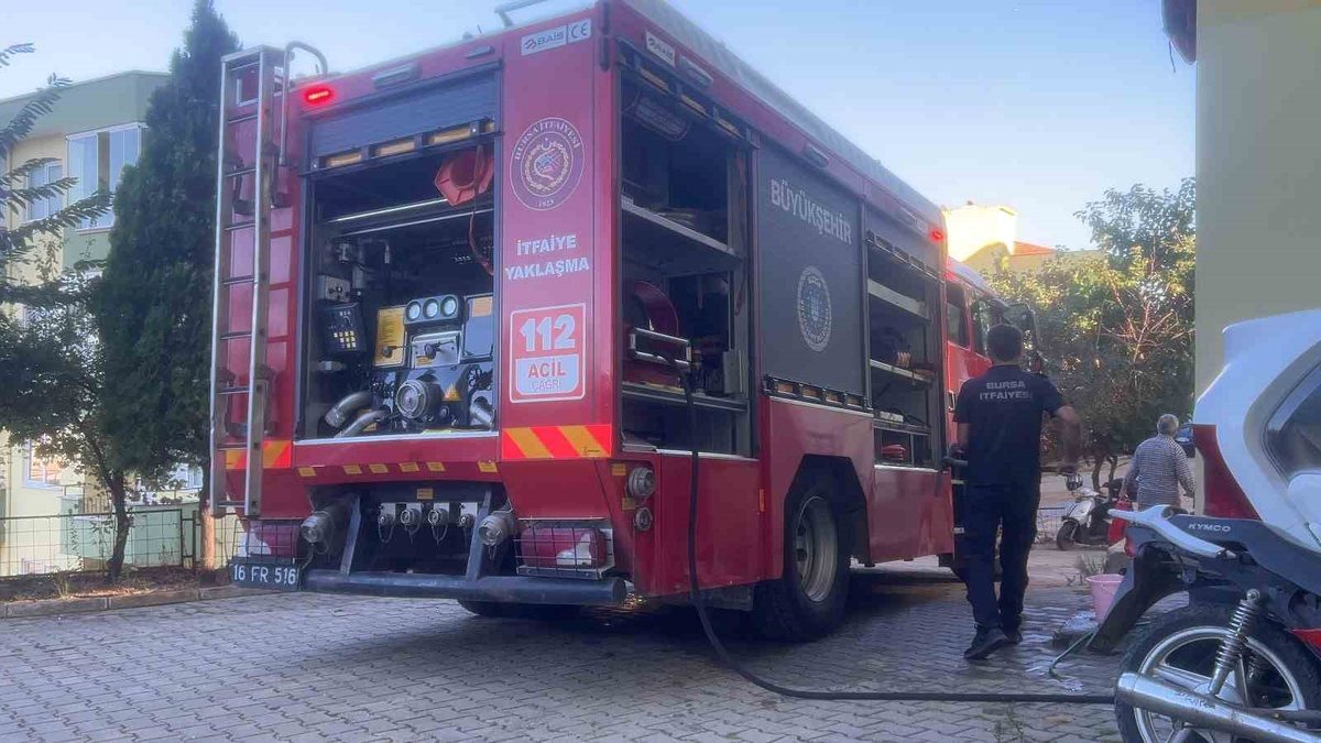 Bursa'da apartman garajında çıkan yangınla ilgili detaylar, itfaiye çalışmaları ve
