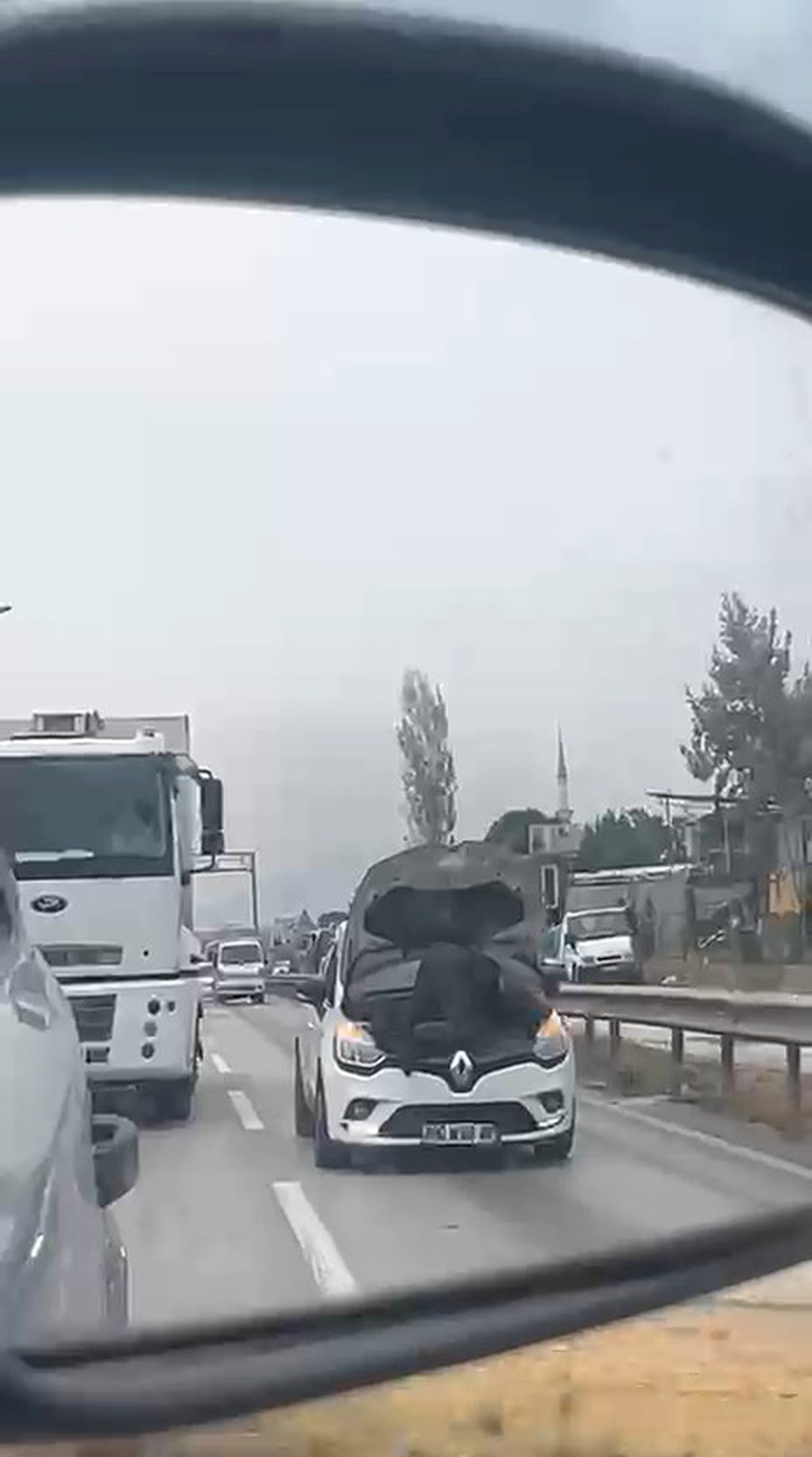 Bursa'da araç kaputu açık bırakılarak motor üzerinde seyahat edilmesinin riskleri