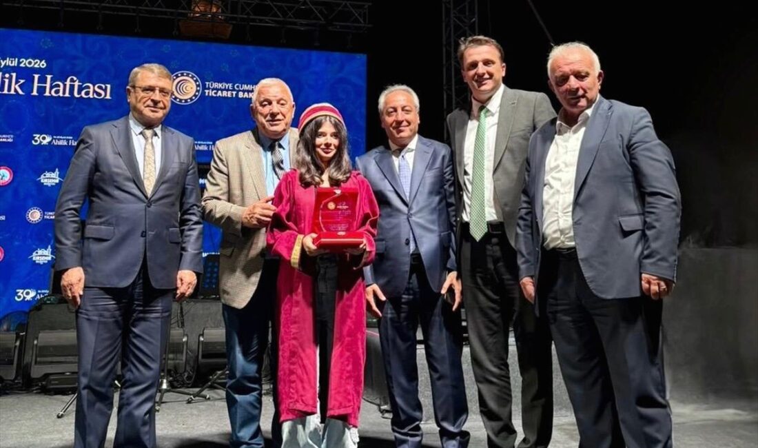 Bursa'da aşçı çırağı Melek Abraş, yetenekleri ve özverisiyle fark yaratarak