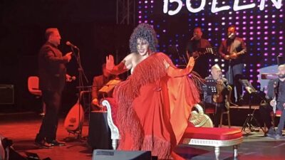 Bursa'da gerçekleştirilen Bülent Ersoy konserinin coşkulu ve unutulmaz anlarını, detaylı