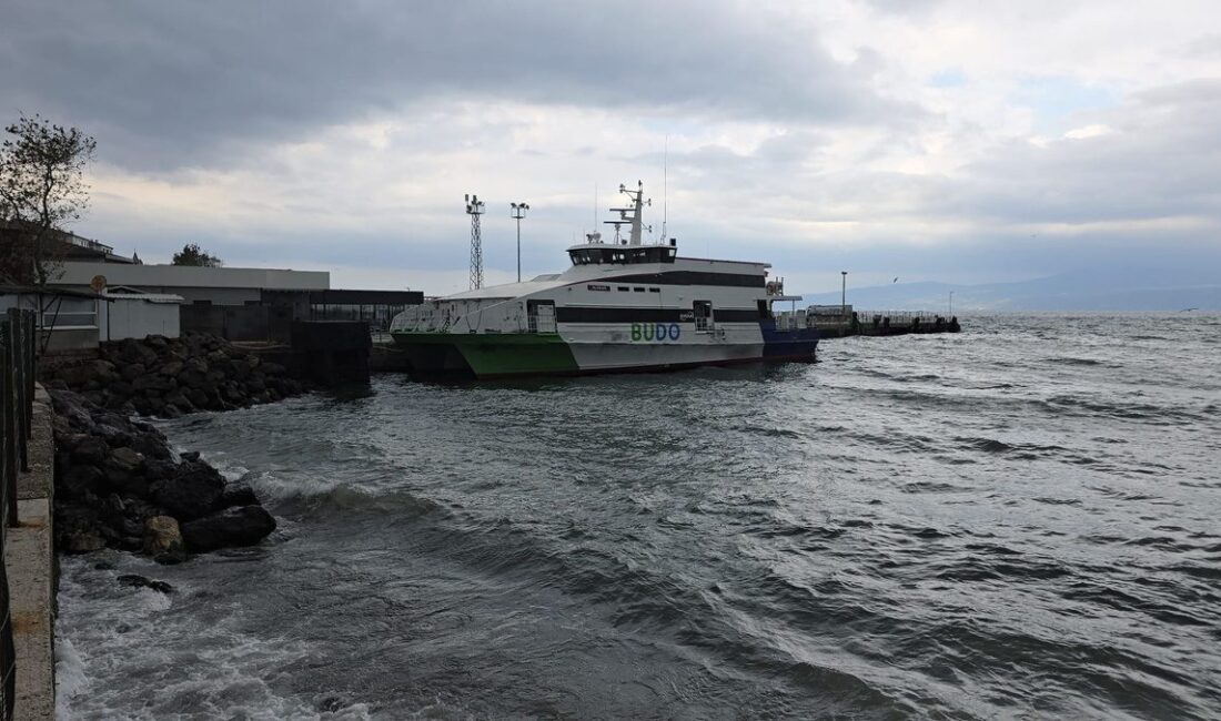 Bursa'da deniz otobüsü seferleri olumsuz hava koşulları nedeniyle iptal edilmiştir.