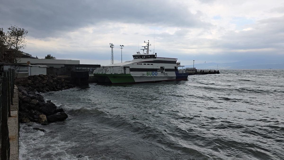 Bursa'da deniz otobüsü seferleri olumsuz hava koşulları nedeniyle iptal edilmiştir.